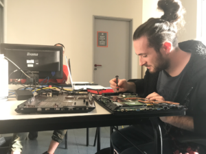 Helpdesk - Un étudiant réparant un ordinateur